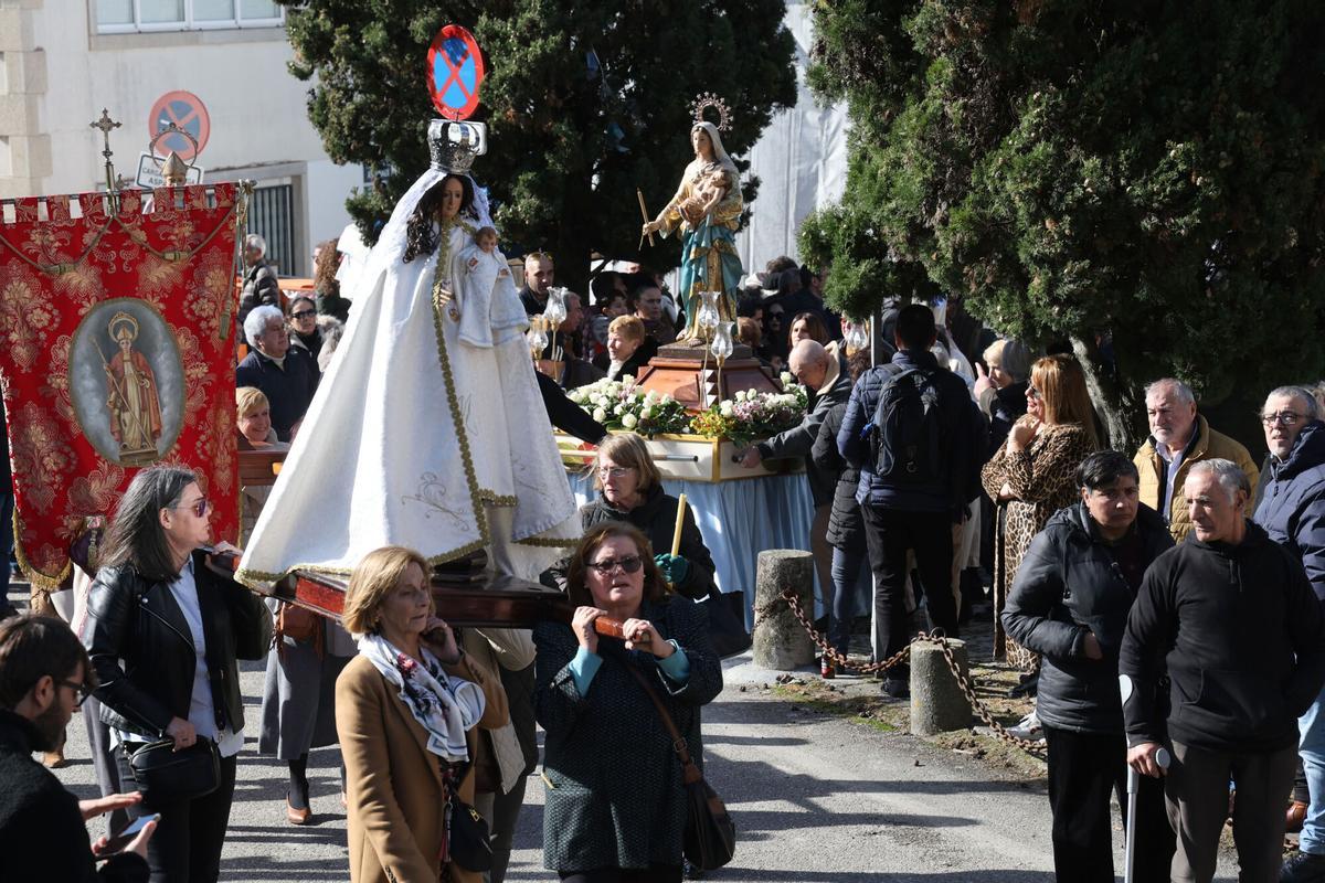 Procesión en honor a la Virgen de las Candelas en Castrelos