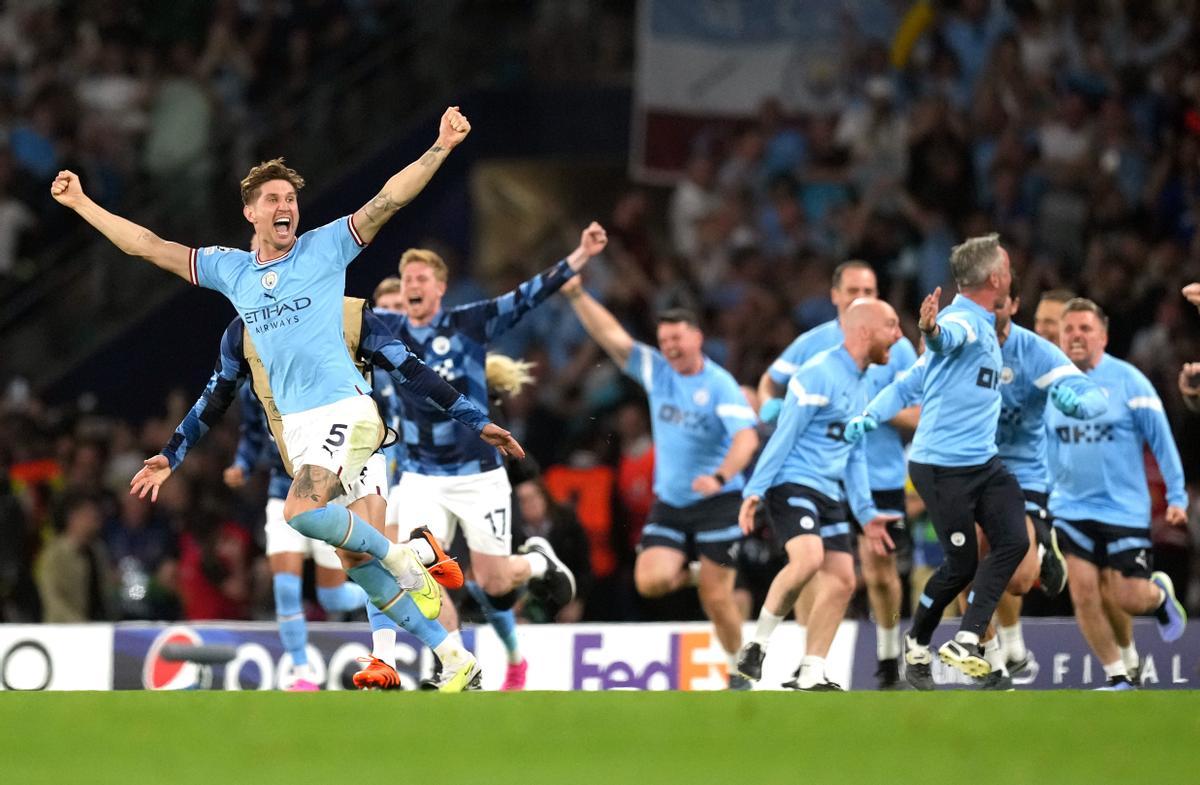 John Stones celebra con sus compañeros y el cuerpo técnico del Manchester City el triunfo en Estambul.