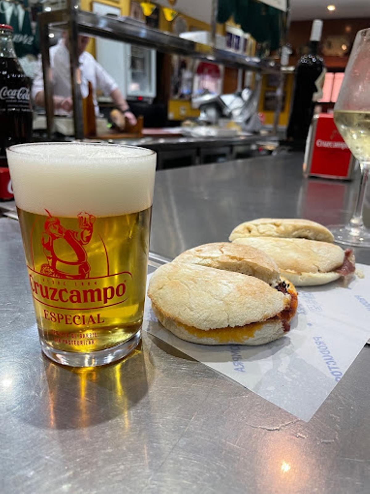 Emparededos del bar Flor de Toranzo, en Sevilla.