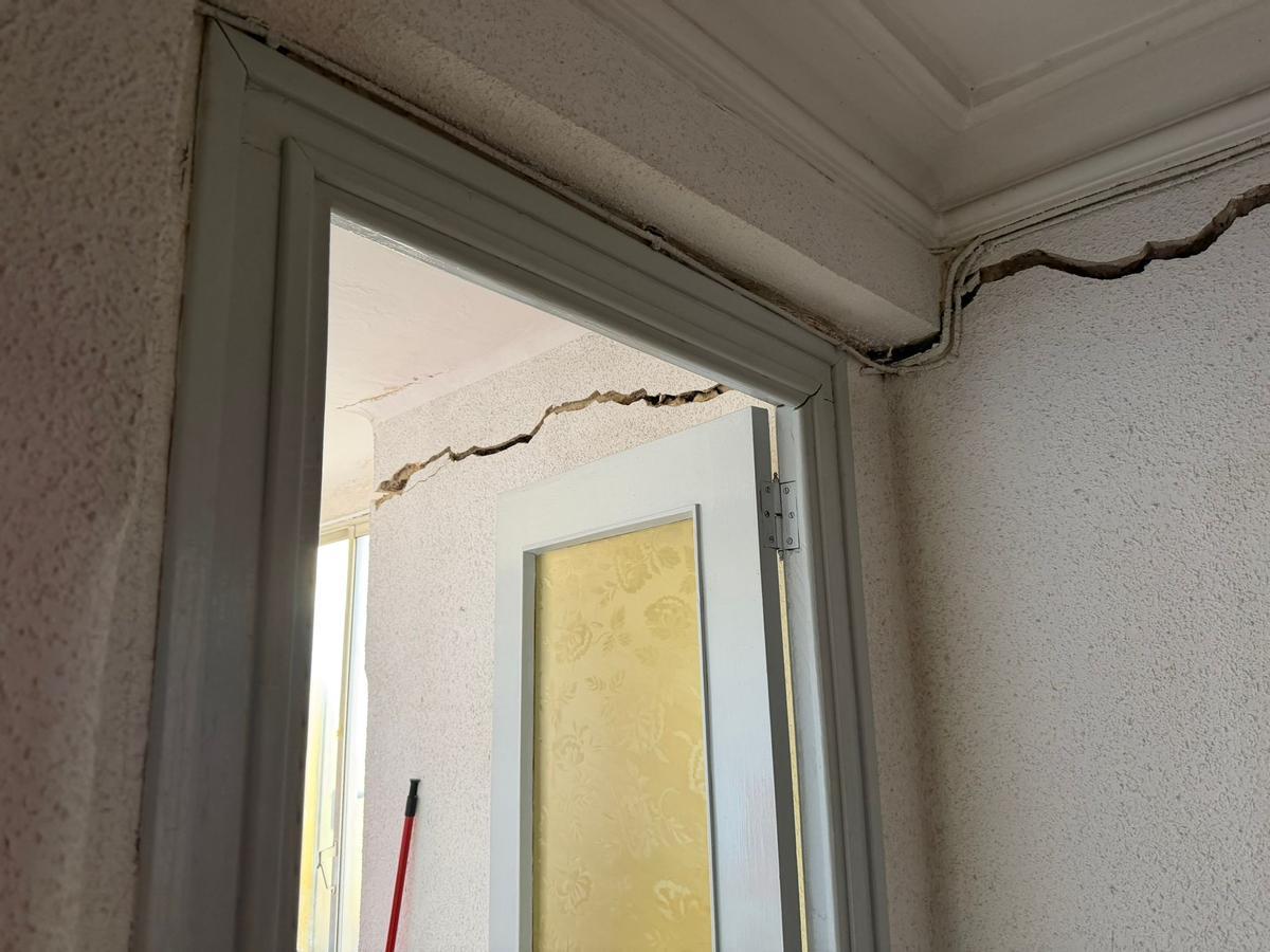 Estas son las grietas del edificio que tuvo que ser desalojado en el centro de Zaragoza