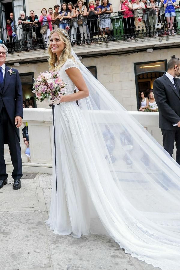 Almudena Cánovas a su llegada a la boda