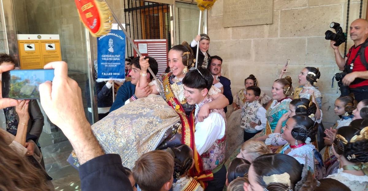 Chloé y Manuel, fallera mayor infantil y presidente de Baix la Mar, aupados por los falleros de su comisión