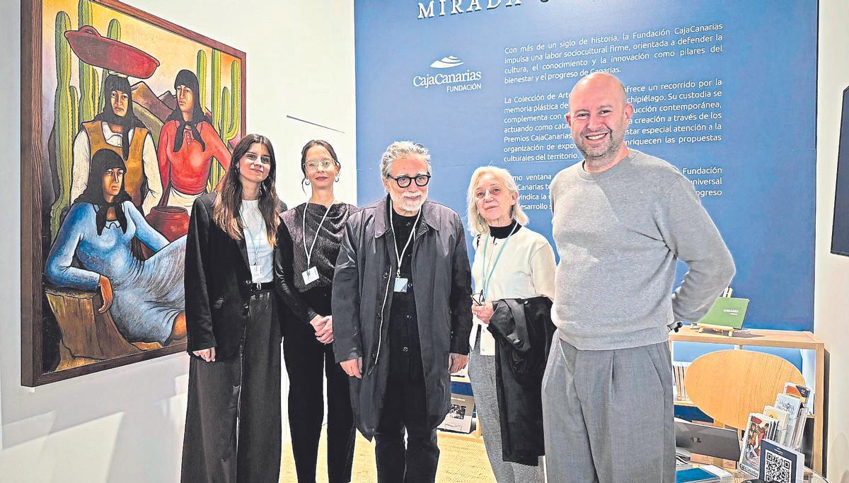 Jaume Plensa, en el centro y junto a la obra de Felo Monzón, durante su visita ayer al stand de CajaCanarias en ARCO.