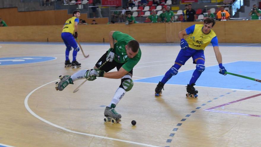 César Carballeira en el partido de pretemporada ante el Rivas, próximo rival del Liceo.