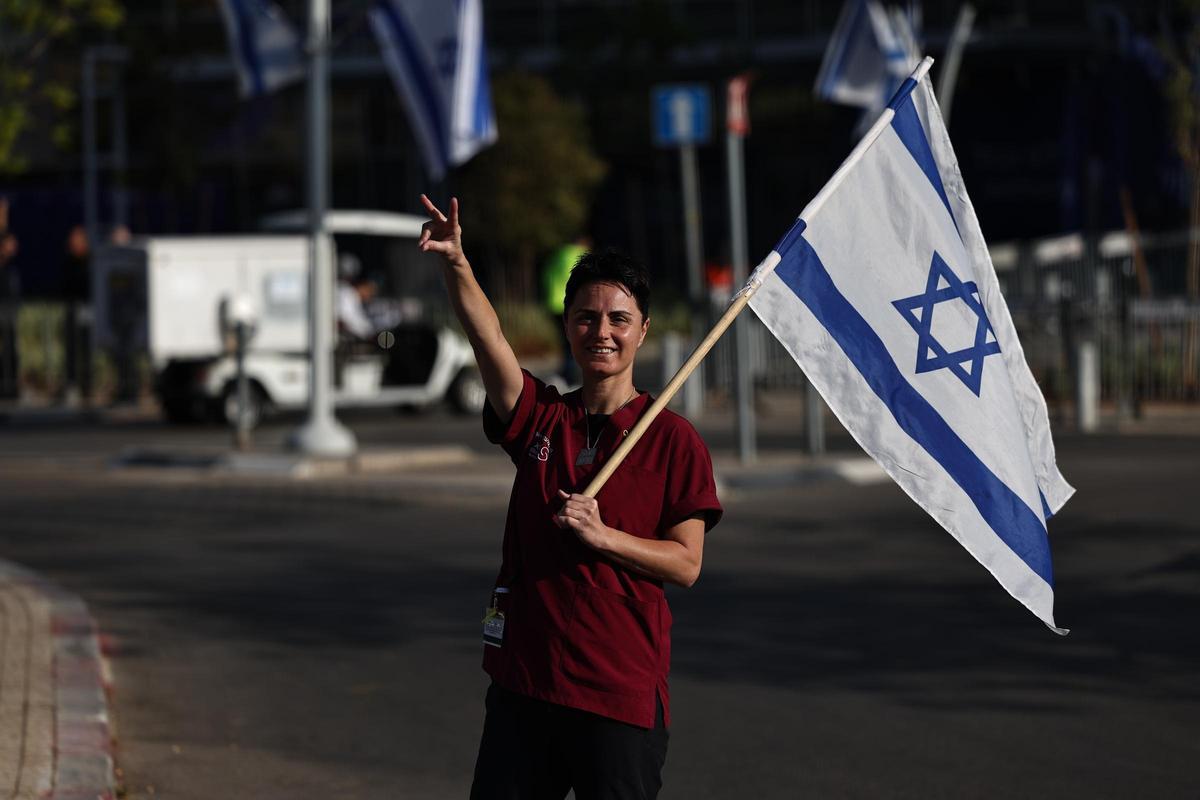 Cientos de personas aguardan en Tel Aviv el regreso de los rehenes liberados por Hamás