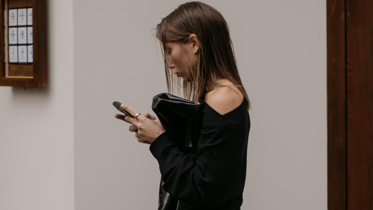 No necesitas esperar a las rebajas de Zara, en la sección 'Special Prices' está el vestido negro definitivo del invierno: favorecedor, versátil y por menos de 20 euros