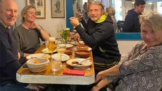 El actor danés Mads Mikkelsen disfruta en Mallorca de la gastronomía de la Bodega Morey