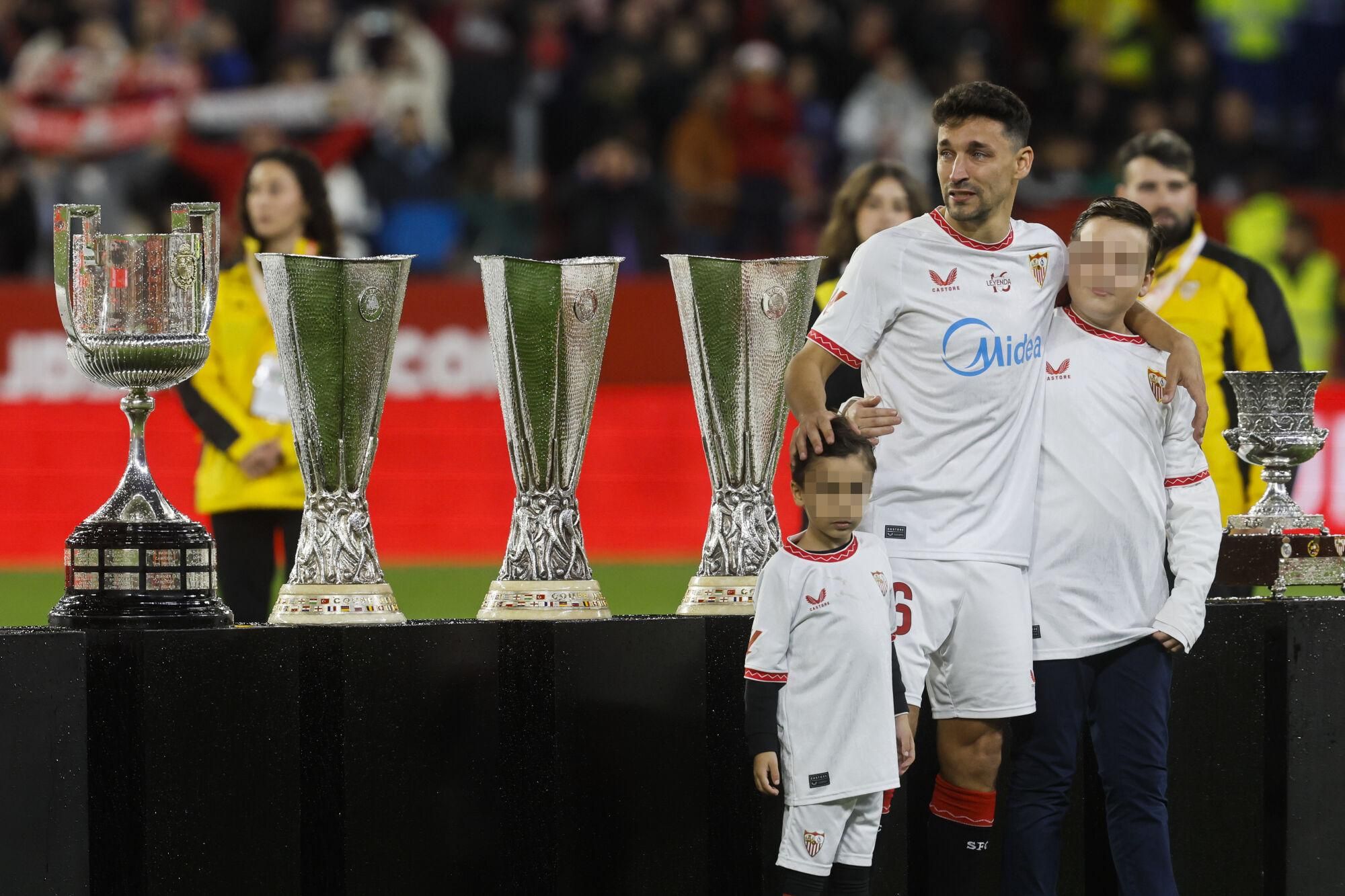 Sevilla, 14/12/2024.- El jugador del Sevilla, Jesús Navas, durante el homenaje que ha recibido antes del inicio del encuentro correspondiente a la jornada 17 de Laliga EA Sports que disputan hoy sábado Sevilla y Celta en el estadio Sanchez Pizjuan de Sevilla. EFE/José Manuel Vidal.