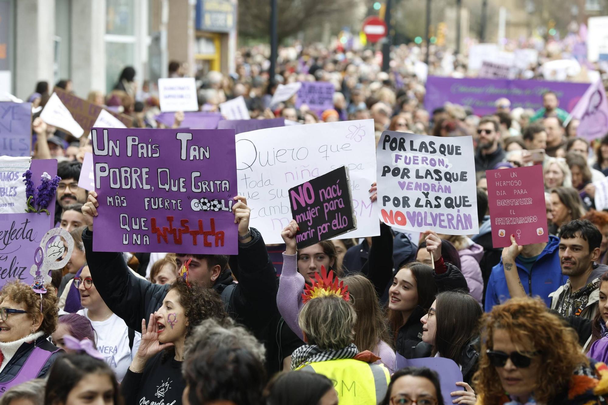 EN IMÁGENES: Carrozas, batucada y pancartas: así ha sido la multitudinaria manifestación del 8M en Asturias