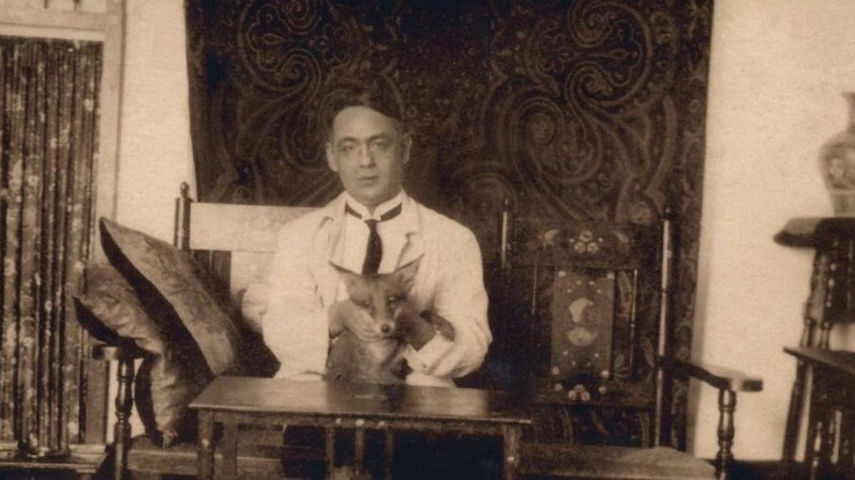 Blas Infante en su casa de Isla Cristina con 'Dimas' (Fundación Blas Infante)