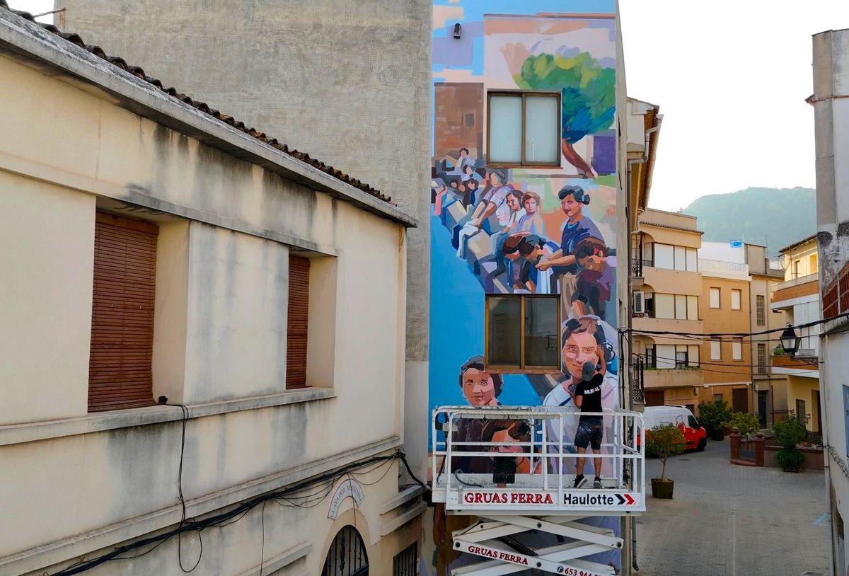 El mural arriba y el antiguo lavadero, abajo a la izquierda.
