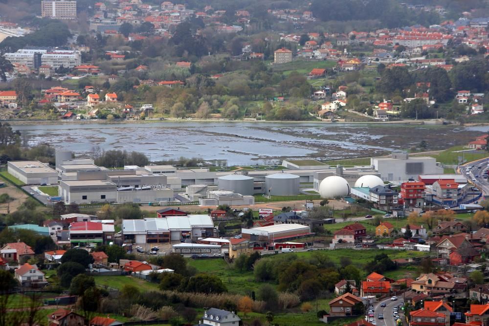 La nueva depuradora de Vigo, vista desde un alto de San Miguel de Oia // Marta G. Brea