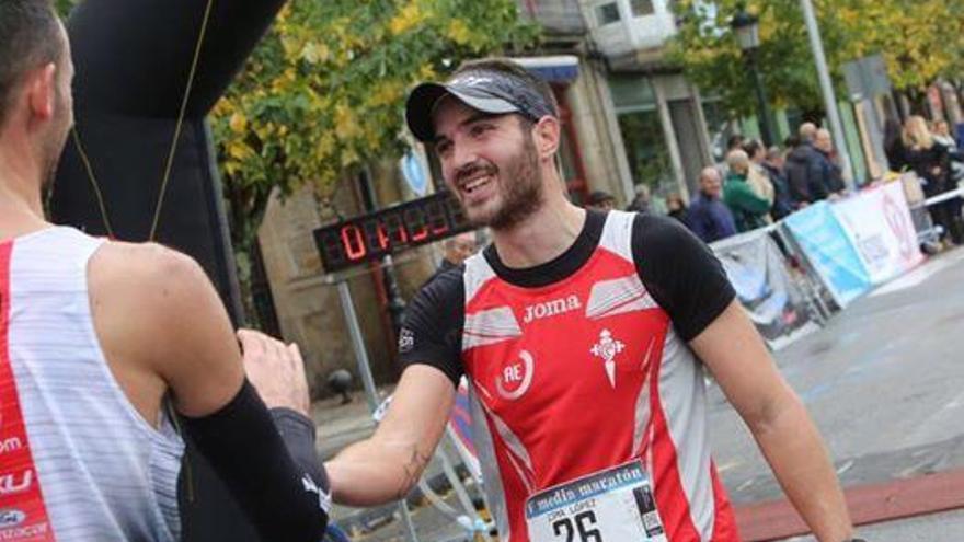 Ismael López vence en la Media Maratón de Vilagarcía