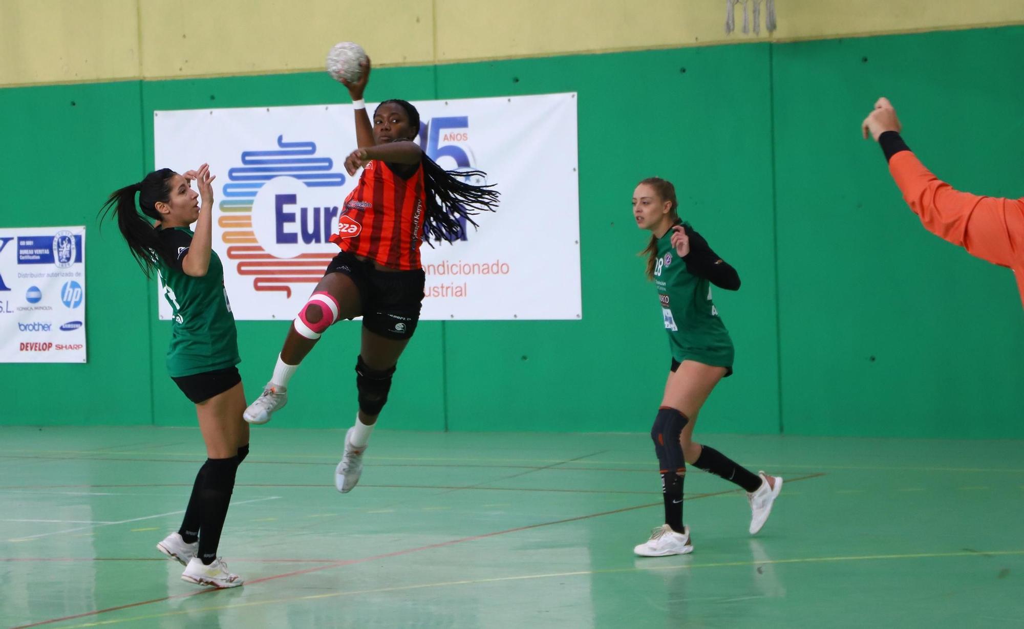 Adesal - Deza Cajasur : el derbi del balonmano femenino cordobés en imágenes