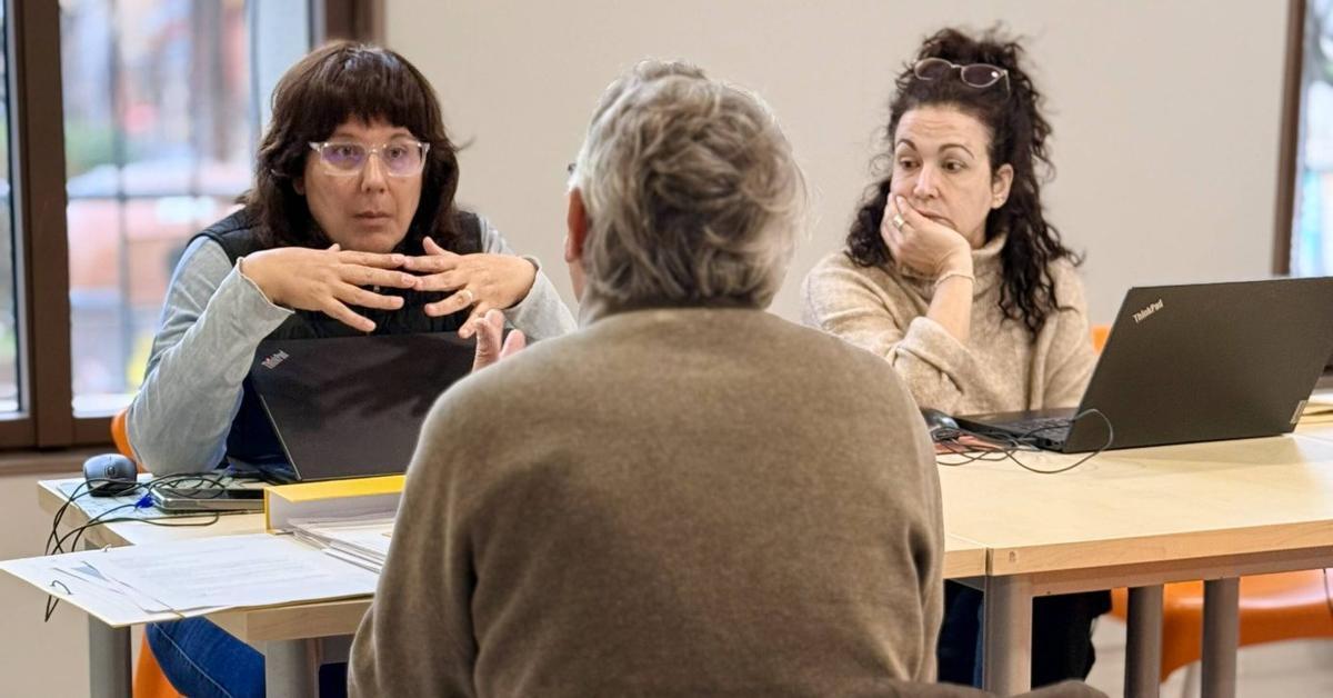 La síndica reclama menys burocràcia i més atenció