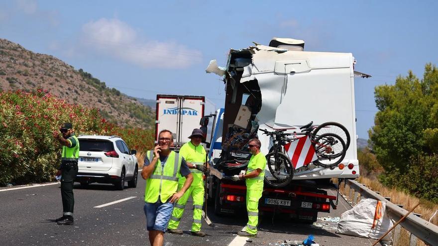 Muere una niña de 13 años en un trágico accidente entre una autocaravana y un camión en la AP-7 en Benicàssim