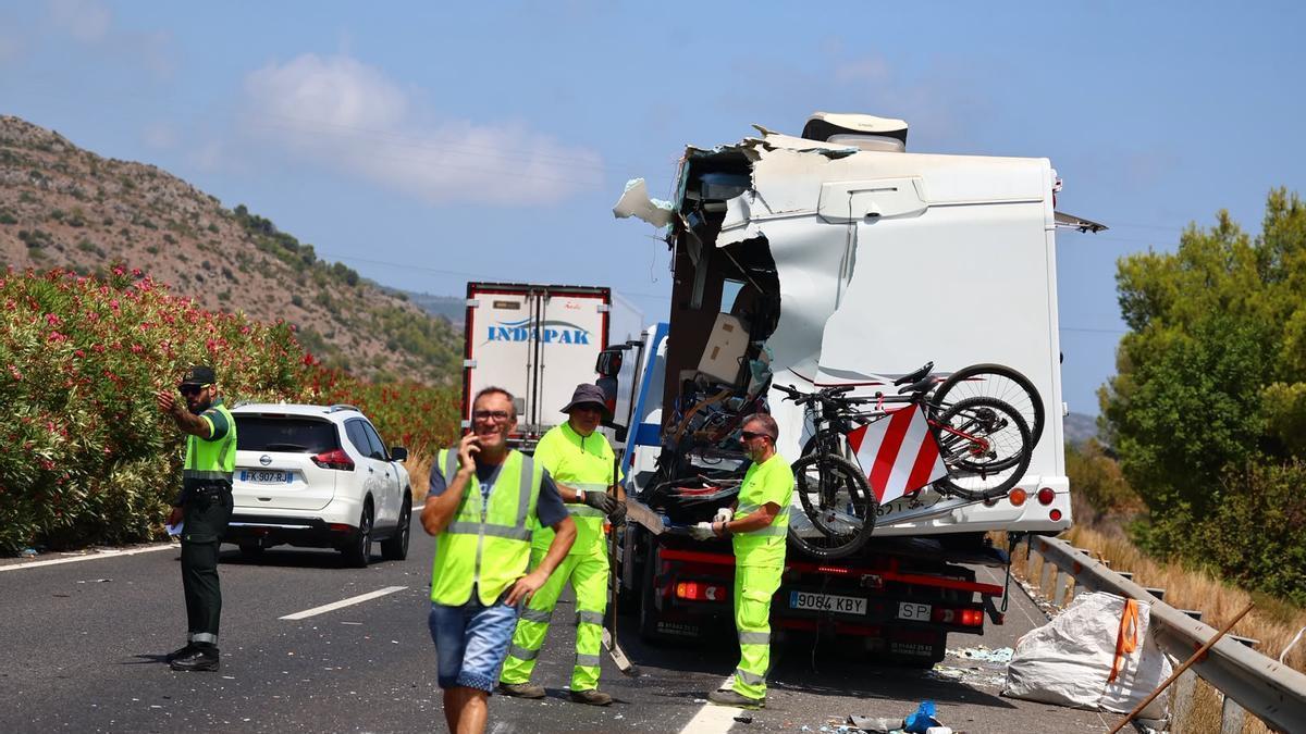 Muere una niña de 13 años en un trágico accidente entre una autocaravana y un camión en la AP-7 en Benicàssim (Castellón)