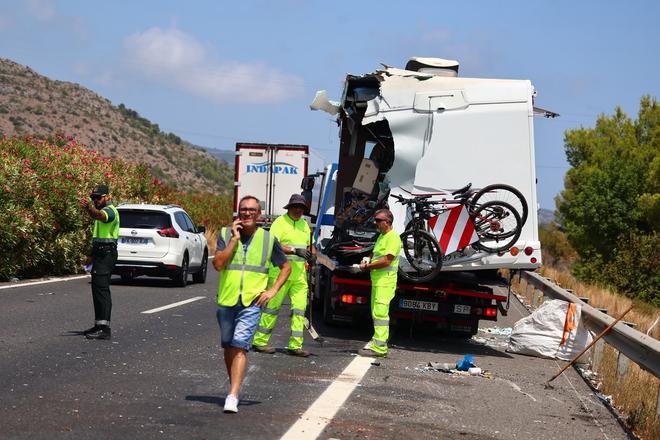 Muere una niña de 13 años en un trágico accidente entre una autocaravana y un camión en la AP-7 en Benicàssim (Castellón)