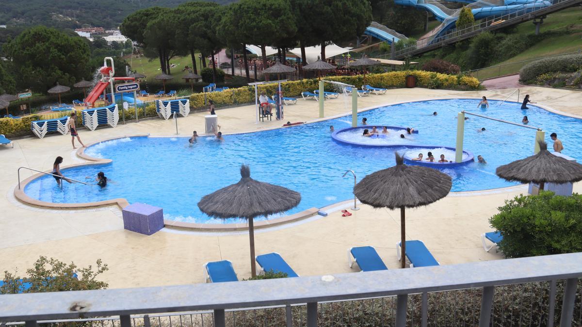 Una piscina plena amb gent banyant-se i refrescant-se en el parc aquàtic de WaterWorld de Lloret de Mar