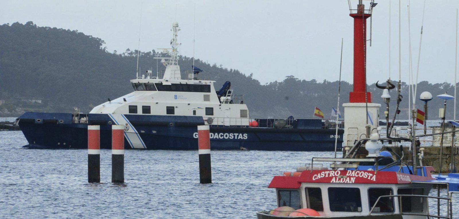 La patrullera de Guardacostas «Mar de Galicia» en el operativo junto al muelle de Aldán. | |