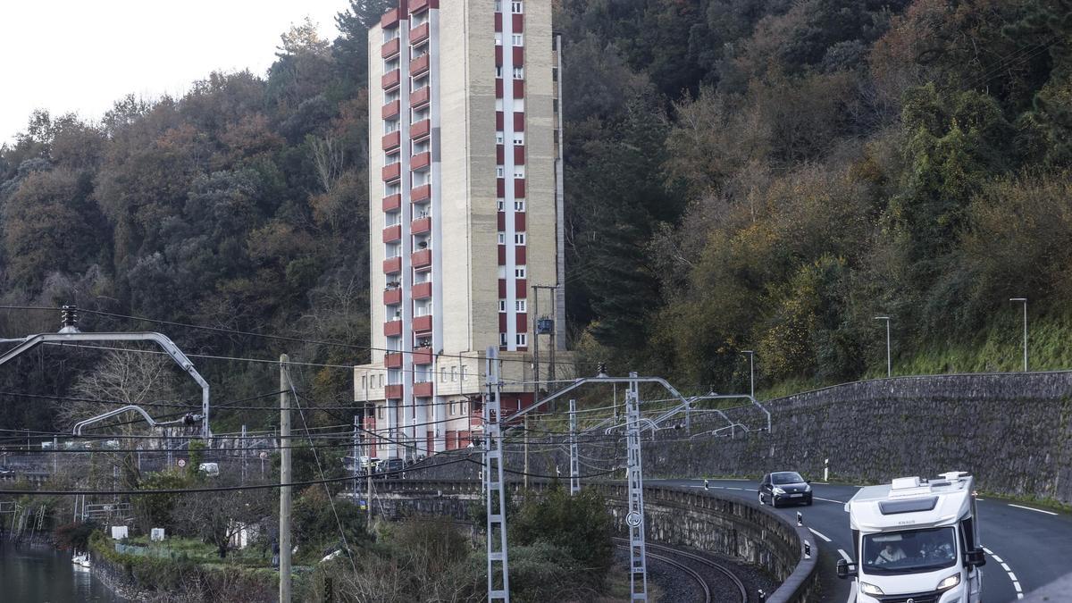 El edificio en el que residía la mujer fallecida.