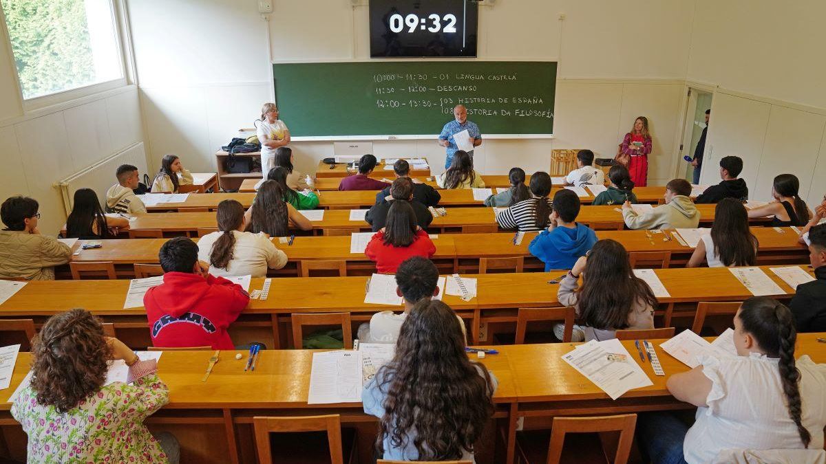 Fotografía del primer día de selectividad en Galicia 2025.