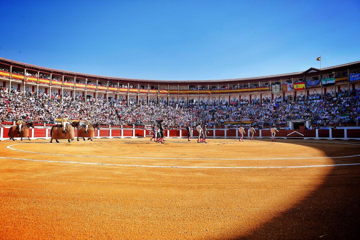 Paseíllo en la Plaza de Toros de Cáceres.