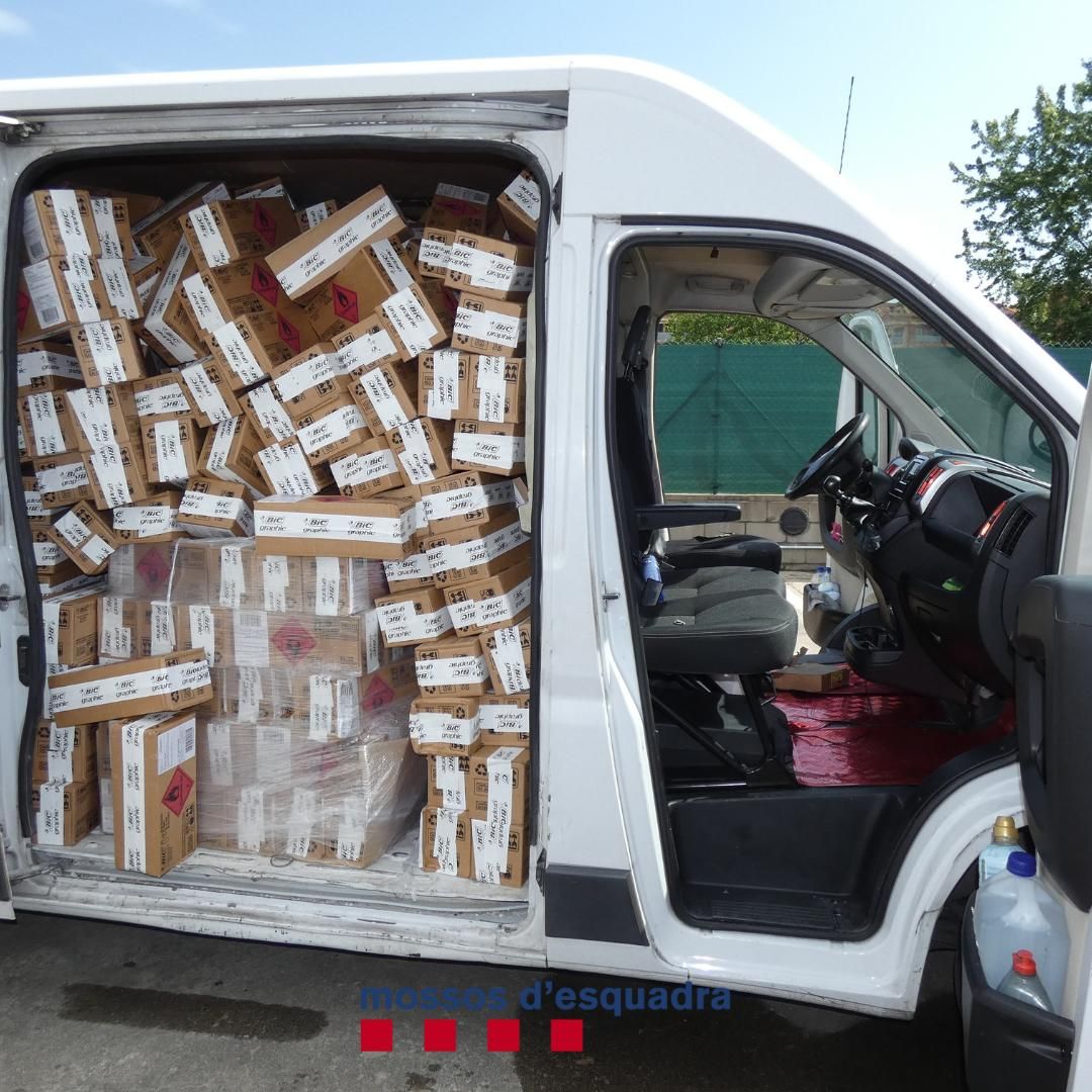 Recuperen a Riudellots una furgoneta robada amb 1.000 caixes d'encenedors sostretes d'un camió a Vilademuls