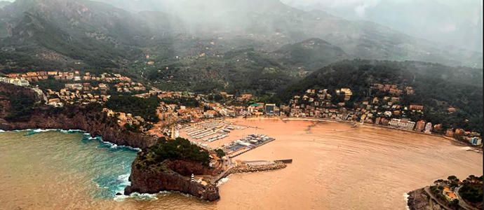 Das Wasser in der Bucht von Port de Sóller färbte sich in Folge der intensiven Regenfälle braun.