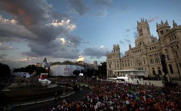 Miles de jóvenes dan la bienvenida a Madrid a Benedicto XVI