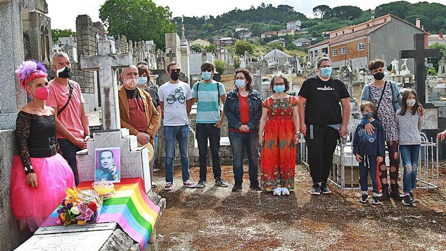 La bandera LGTBI engalana la tumba de Blanco Amor en vísperas del “Orgulho Ourense”