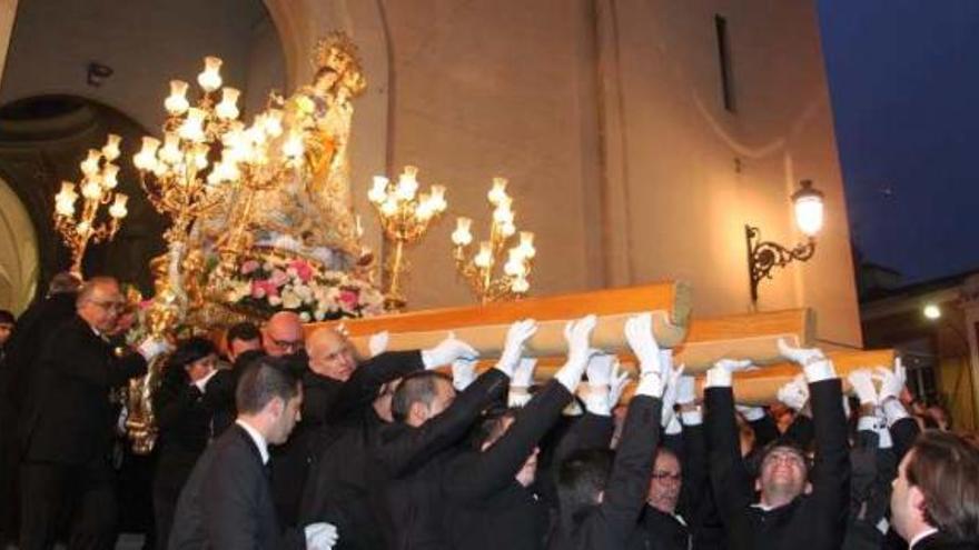 La Virgen de la Salud salió ayer de la iglesia de Santa Ana para recorrer las calles de Elda acompañada por miles de fieles.