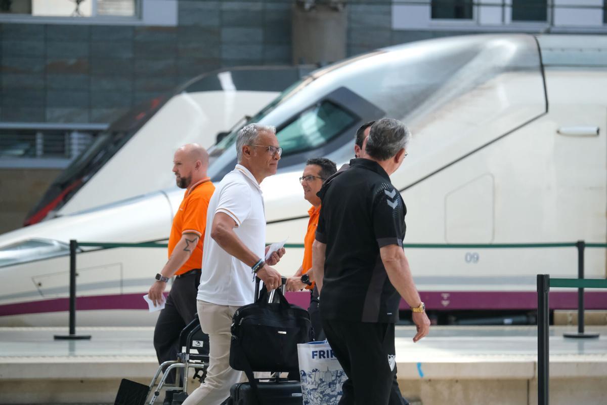 06/05/2023 Malaga, España - Estación Trenes María Zambrano: Equipo de fútbol Malaga CF parte en el AVE rumbo a su próximo encuentro contra el Ponferradina. (Fotografia: Gregorio Marrero / La Opinion de Malaga)