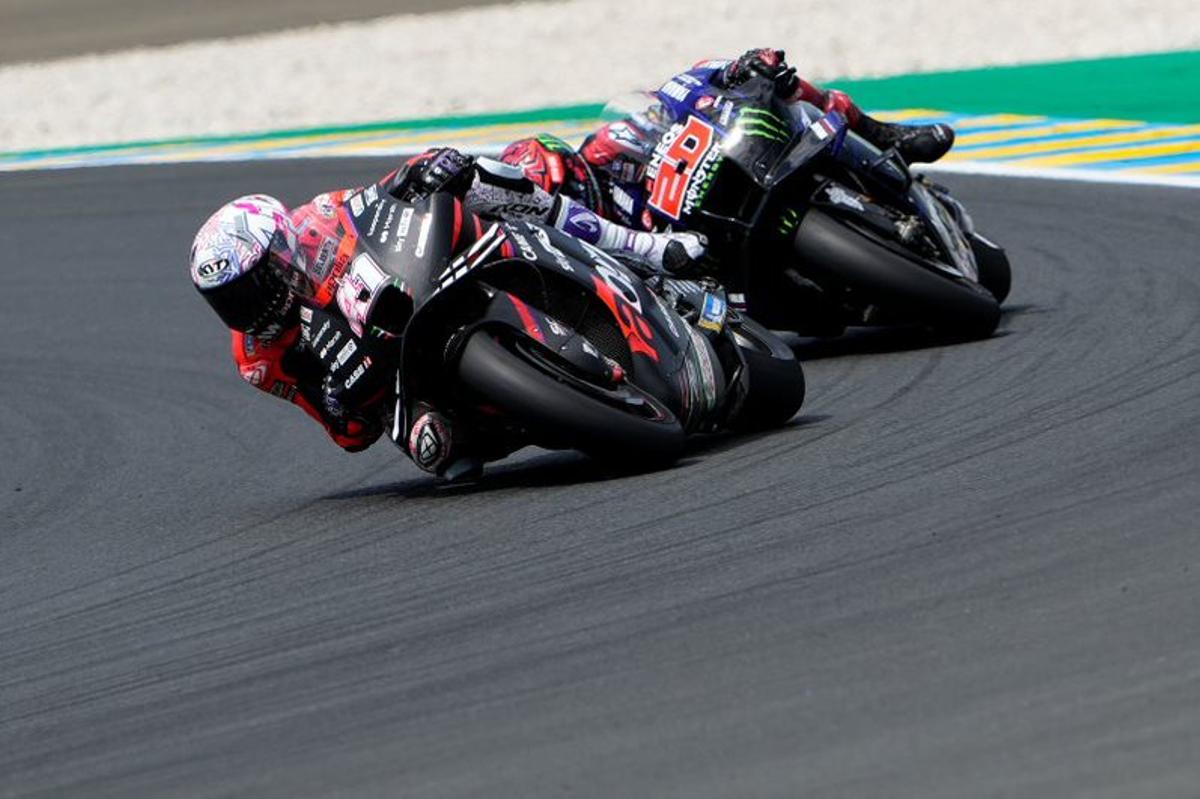 Aleix Espargaró (Aprilia) resistió ayer, en Le Mans, el acoso del Fabio Quartararo (Yamaha, nº 20).