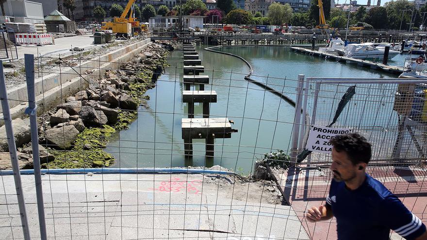 El paseo de As Avenidas sigue todavía en obras sin que se haya recuperado su uso tras el derrumbe en pleno concierto de O Marisquiño