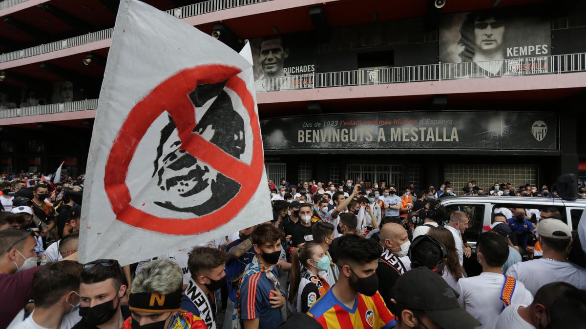 Las imágenes de la marcha de la afición valencianista contra Lim