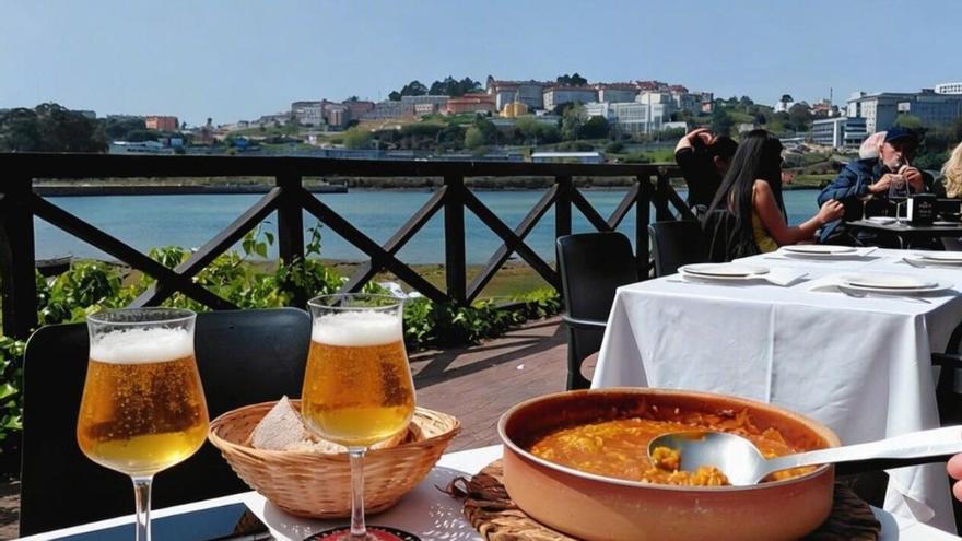 Doble terraza y vistas privilegiadas: el bar a 10 minutos de A Coruña para disfrutar del tardeo junto a la ría