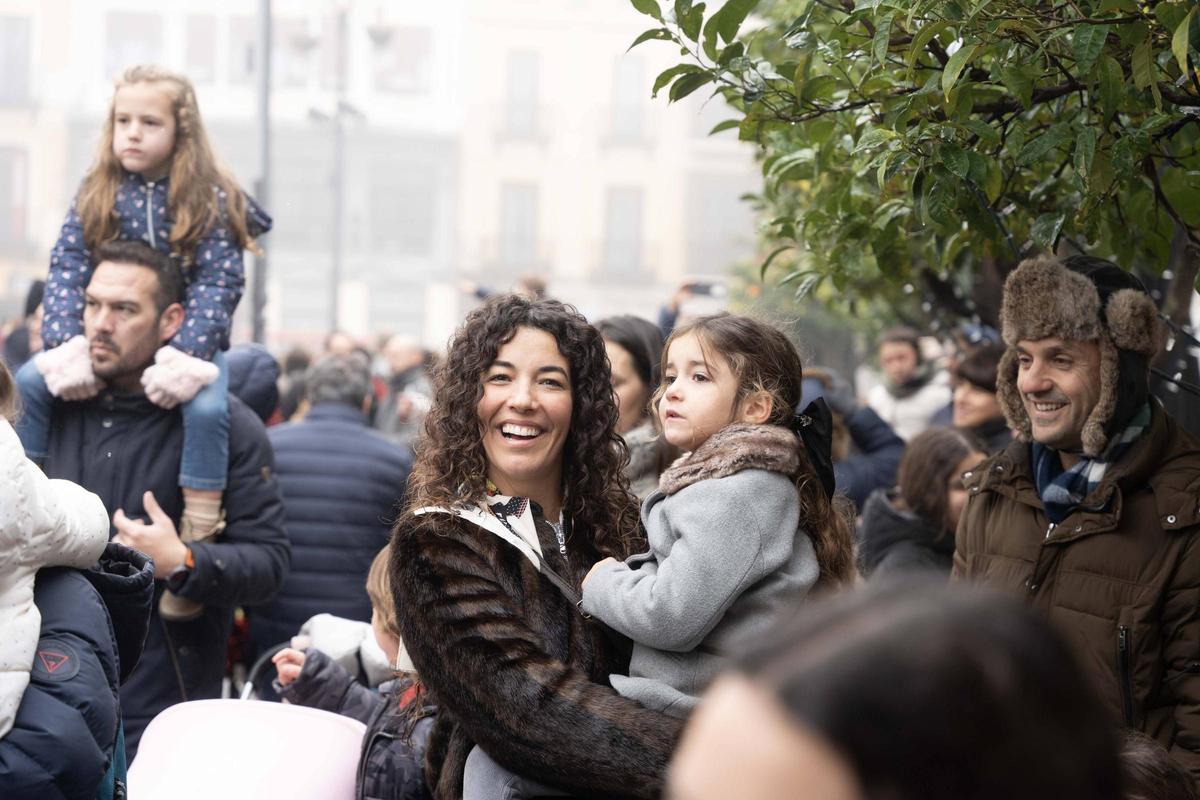 Los niños pacenses se comen las uvas de gominola en las campanadas de San Juan