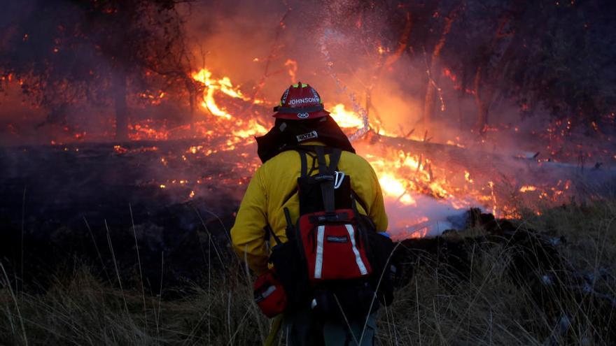 La tierra continúa ardiendo en California