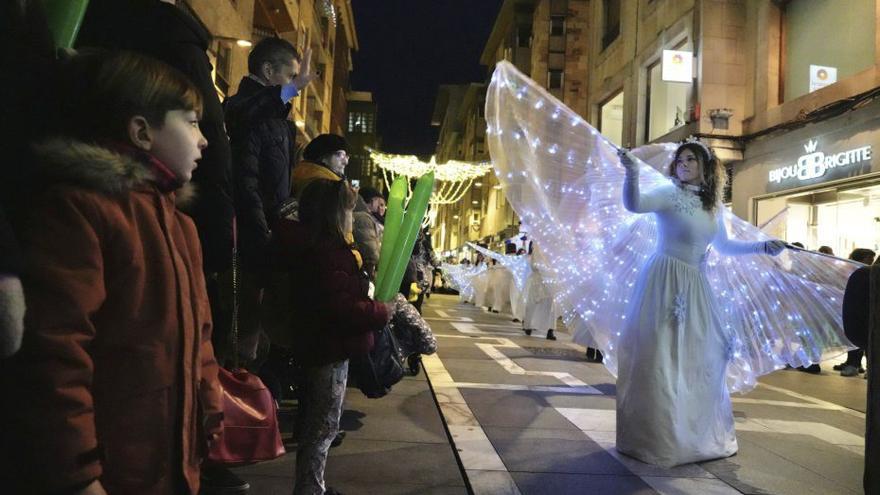 Un menor observa con gran atención el pasacalles. | JOSÉ LUIS FERNÁNDEZ