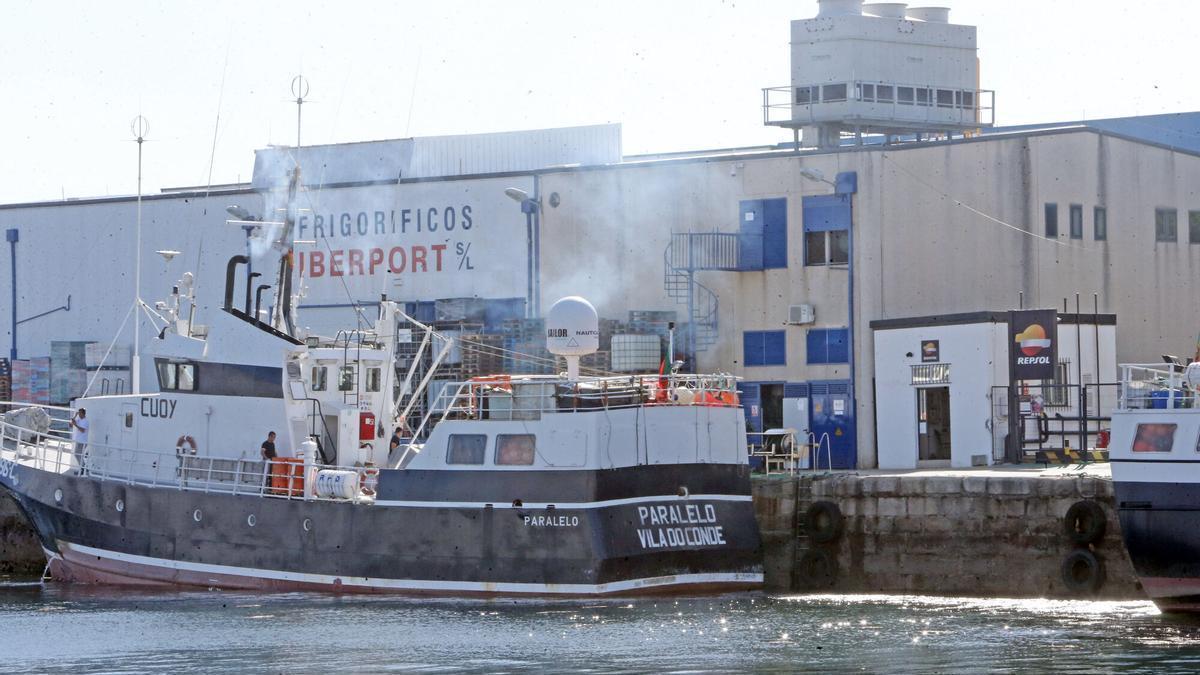 Un barco reposta en la estación de servicio del puerto de O Berbés.