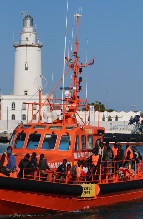 Llega una patera con medio centenar inmigrantes al puerto de Málaga