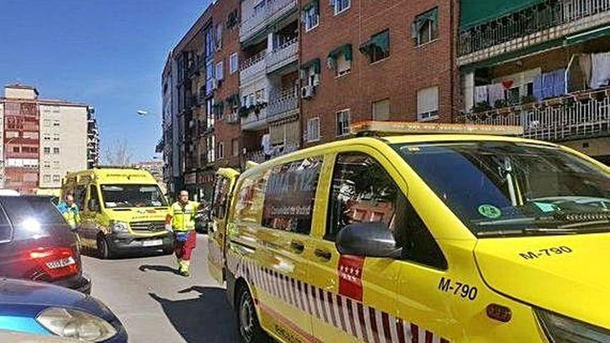 Personal de emergencias llega al domicilio donde se cometió el crimen en Madrid.