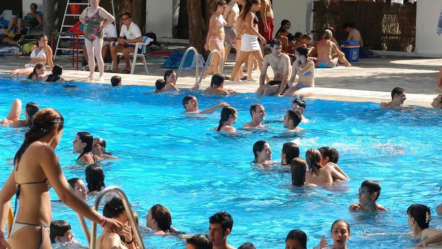 Alarma en la piscina de la Ciudad Deportiva de Cáceres por gente que defeca dentro del agua