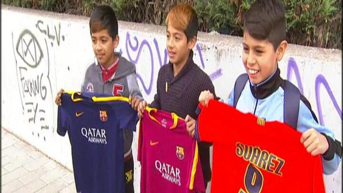 Estos son los tres niños con sus trofeos