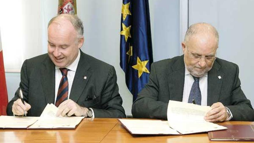 Víctor Morlán, secretario de Estado español (a la derecha), firma con su homólogo francés .