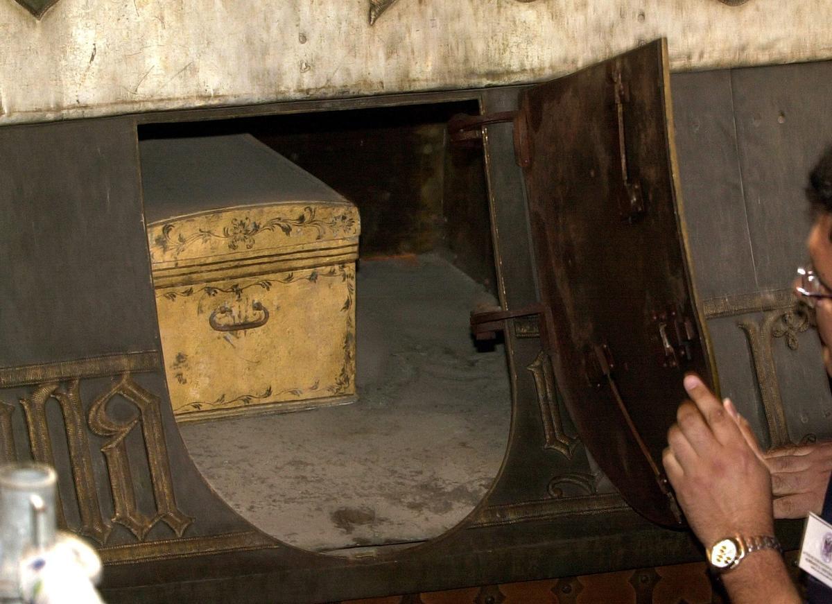 Urna con los restos de Cristóbal Colón en la Catedral de Sevilla. Urna con los restos de Cristóbal Colón en la Catedral de Sevilla.