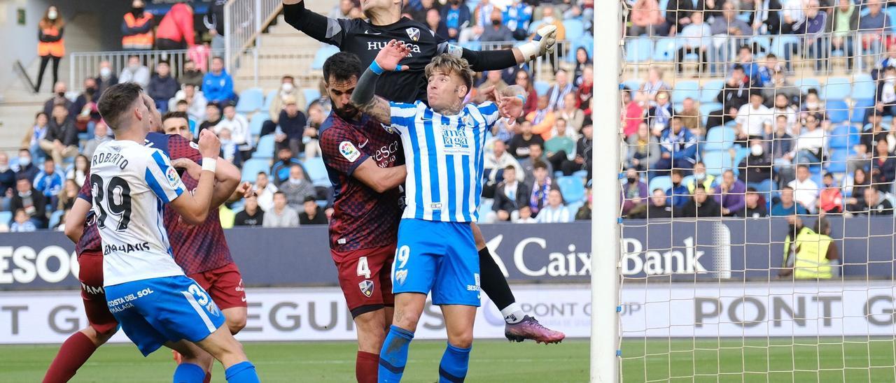 El gol se les volvió a resistir a los jugadores del Málaga CF ante el Huesca