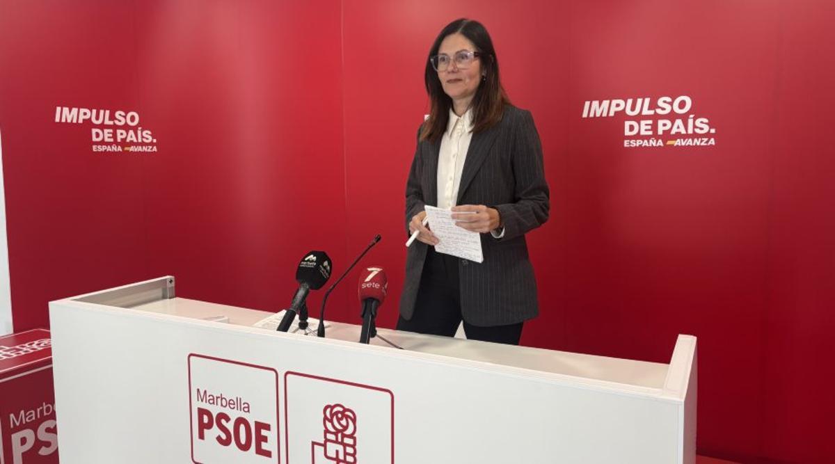 La portavoz del PSOE, Isabel Pérez, este lunes, en rueda de prensa.