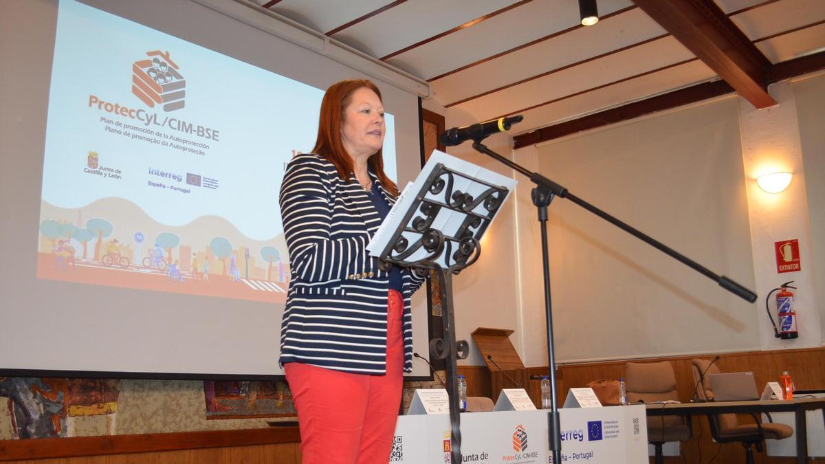 La directora general de la Agencia de Protección Civil de la Junta de Castilla y León, Irene Cortés, en la jornada en Benavente.